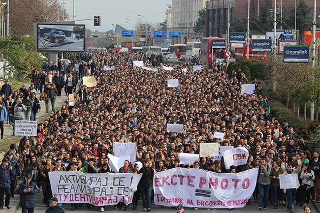 10.000 students took the streets against the new policy on higher education in December, 2014